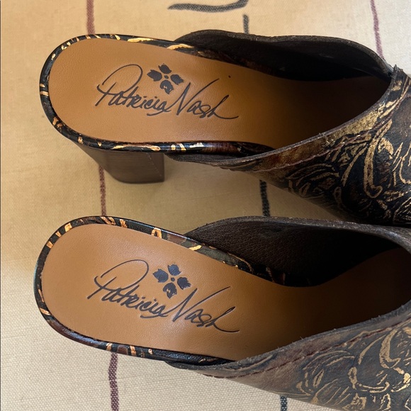 Patricia Nash Black and Gold Women's Shoes - Picture 2 of 5